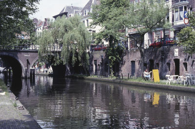 858094 Gezicht op de Oudegracht te Utrecht, met links de Jacobibrug.